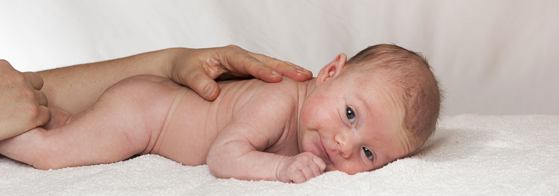 Masser son bébé : nourrir l'amour