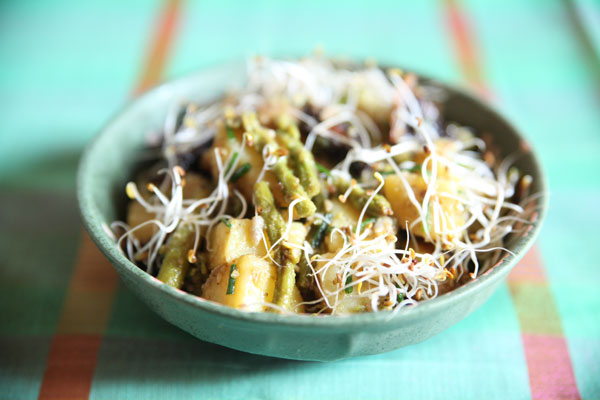 Salade de pommes de terre, asperges et tomates séchées