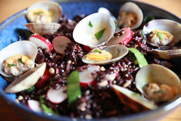 Salade de riz noir et palourdes à l'ail des ours