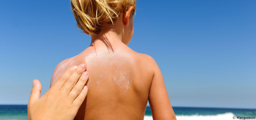 Des crèmes solaires cancérigènes avec le temps, alerte le CNRS